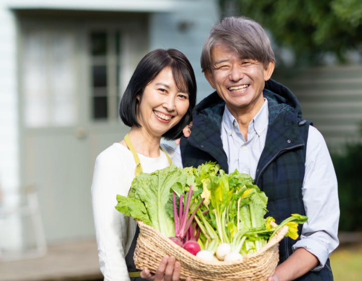 夫婦で家庭菜園をするイメージ